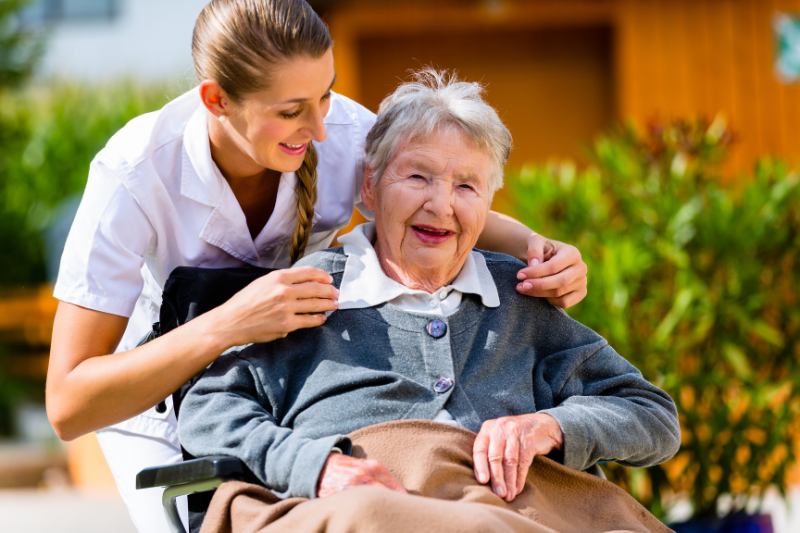 A házi idősgondozás érzelmi támogatást is nyújt az idős embereknek 